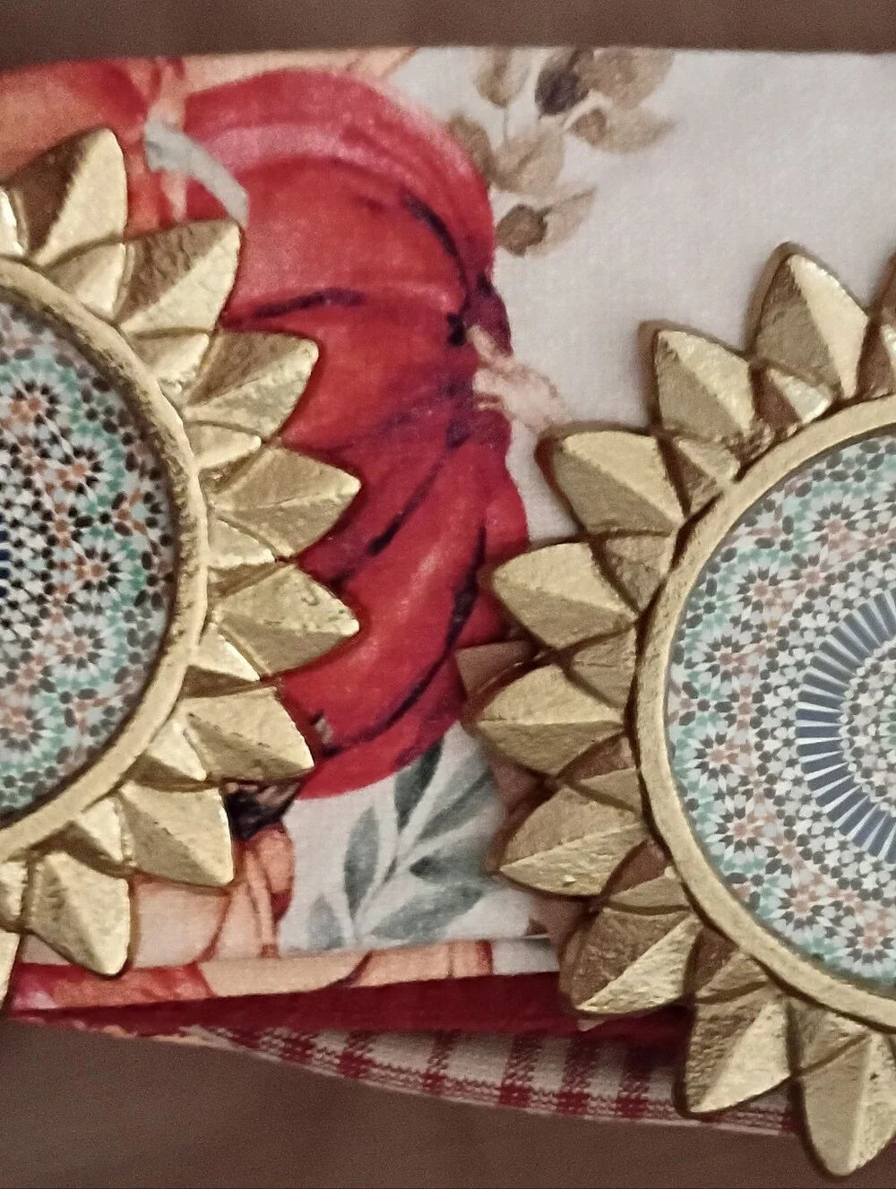 5 Shabby Chic Red and Cream Kitchen Tea Towel Set And 2 Frames